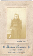 Photo CDV D'une Jeune  Fille élégante  Posant Dans Un Studio Photo - Anciennes (Av. 1900)