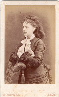 Photo CDV D'une Jeune Femme élégante Posant Dans Un Studio Photo A La Haye ( Pays-Bas ) - Ancianas (antes De 1900)