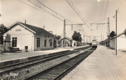 LA VALBONNE - La Gare. - Stations - Met Treinen
