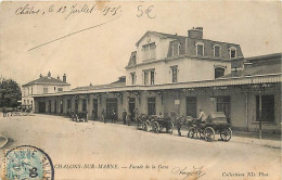 51 - Chalons Sur Marne - Façade De La Gare - Animée - Calèches - Oblitération Ronde De 1905 - Etat Pli Visible - CPA - V - Châlons-sur-Marne