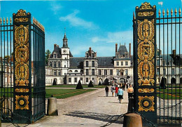 77 - Fontainebleau - Palais De Fontainebleau - L'entrée Du Château - Les Grilles Et La Cour Du Cheval Blanc Ou Cour Des  - Fontainebleau