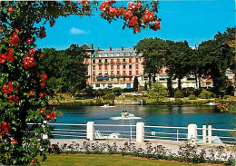 61 - Bagnoles De L'Orne - Le Lac Et Ses Jardins. Au Second Plan  L'hôtel La Résidence Du Lac - CPM - Voir Scans Recto-Ve - Bagnoles De L'Orne