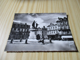 Tarbes (65).Place De Verdun - Monument Aux Morts De 1870 Et 1914. - Tarbes