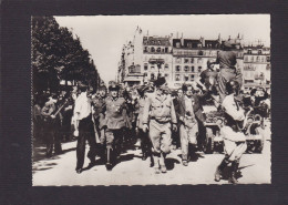 CPSM Libération De Paris WWII Anti Allemagne Nazi Voir Scan Du Dos Prisonniers - Otros & Sin Clasificación