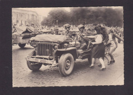 CPSM Libération De Paris WWII Anti Allemagne Nazi Voir Scan Du Dos Jeep - Andere & Zonder Classificatie
