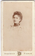 Photo CDV D'une Jeune Femme élégante Posant Dans Un Studio Photo A Paris - Ancianas (antes De 1900)