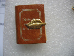 Pin's D'un Petit Livre Sur La "Déclaration Des Droits De La Femme" - Other & Unclassified