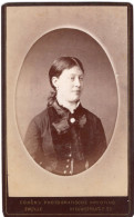 Photo CDV D'une Jeune Fille   élégante Posant Dans Un Studio Photo A Zwolle ( Pays-Bas ) - Old (before 1900)