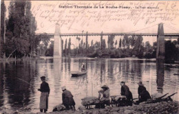 86 - Vienne -  LA ROCHE POSAY -  Le Pont Suspendu - Pecheur Et Lavandieres - La Roche Posay