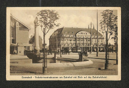 ALLEMAGNE - DARMSTADT - Verkehrsvereinsbrunnen Am Bahnhof Mit Blick Auf Das Bahnhofshotel - Darmstadt