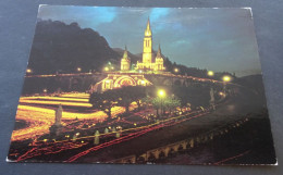 Lourdes - La Basilique Illuminée Et La Procession Aux Flambeaux - Ed. Gep Gérard Poublanc, Lourdes - Lourdes