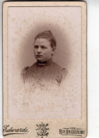 Photo CDV D'une Jeune Fille  élégante Posant Dans Un Studio Photo A Anvers  ( Belgique ) - Anciennes (Av. 1900)