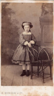 Photo CDV D'une Jeune Fille  élégante Posant Dans Un Studio Photo A Chalon-sur-Saone - Ancianas (antes De 1900)