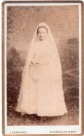 Photo CDV D'une Jeune Fille  élégante Posant Dans Un Studio Photo A Chateau-Thierry - Alte (vor 1900)