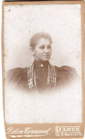 Photo CDV D'une Jeune Fille  élégante Posant Dans Un Studio Photo A Namur ( Belgique ) - Anciennes (Av. 1900)