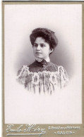 Photo CDV D'une Jeune Fille  élégante Posant Dans Un Studio Photo A Salon - Anciennes (Av. 1900)