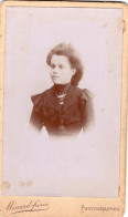 Photo CDV D'une Jeune Fille  élégante Posant Dans Un Studio Photo - Alte (vor 1900)