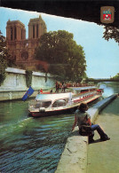 CPSM Paris-Les Quais De La Seine Et La Cathédrale-Timbre   L2923 - El Sena Y Sus Bordes