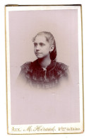 Photo CDV D'une Jeune Fille élégante Posant Dans Un Studio Photo A Aix ( Bouche Du Rhone ) - Anciennes (Av. 1900)