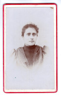 Photo CDV D'une Jeune Fille élégante Posant Dans Un Studio Photo A Bagnols-sur-Cèze - Oud (voor 1900)