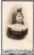 Photo CDV D'une Jeune Fille élégante Posant Dans Un Studio Photo - Alte (vor 1900)