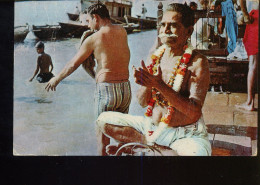 Prayer Of Holy Dip At Ghat Varanasi - Indien