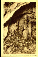 En Bai D'Along - La Grotte Des Merveilles éclairée Par Un Bengal - Vietnam
