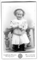 Photo CDV D'une Petite Fille   élégante Posant Dans Un Studio Photo A Mulhouse - Anciennes (Av. 1900)
