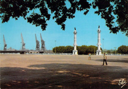 33 - Bordeaux - Les Colonnes Rostrales Sur La Place Des Quinconces Face Au Port - Bordeaux