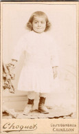 Photo CDV D'une Petite Fille   élégante Posant Dans Un Studio Photo A Mulhouse - Oud (voor 1900)