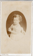 Photo CDV D'une Petite Fille élégante Posant Dans Un Studio Photo A Macon - Ancianas (antes De 1900)