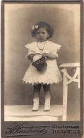 Photo CDV D'une Petite Fille élégante Posant Dans Un Studio Photo A Marseille - Old (before 1900)