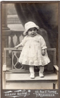Photo CDV D'une Petite Fille élégante Posant Dans Un Studio Photo A Marseille - Oud (voor 1900)