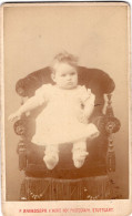 Photo CDV D'une Petite Fille Posant Dans Un Studio Photo A Stuttgart En 1881( Allemagne ) - Oud (voor 1900)