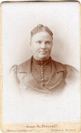 Photo CDV D'une  Femme  élégante Posant Dans Un Studio Photo A Dornach ( Alsace ) - Ancianas (antes De 1900)