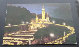 Lourdes - La Basilique Illuminée Et La Procession Aux Flambeaux - Editions P. Chambon, Lourdes - Lourdes