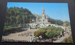 Lourdes - Les Malades Assistant Au Chemin De Croix - Edition A. Doucet, Lourdes - Lourdes