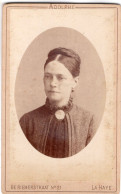 Photo CDV D'une  Femme élégante Posant Dans Un Studio Photo A La Haye ( Pays-Bas ) - Old (before 1900)