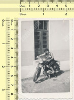 REAL PHOTO Motorcycle  Motorbike Moto Woman ORIGINAL VINTAGE SNAPSHOT PHOTOGRAPH - Wielrennen