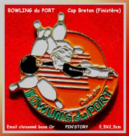 SUPER PIN'S "BOWLING Du PORT" Dessin De Cadneton, émailé Base Or, Signé PINS'tory, Format 2,5X2,5cm - Bowling