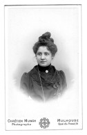 Photo CDV D'une  Femme élégante Posant Dans Un Studio Photo A Mulhouse - Antiche (ante 1900)