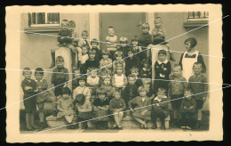 Orig. Foto AK 1929 Gruppe Süße Jungen & Mädchen Auf Der Treppe, Zöpfe, Group Of Sweet Boys & Girls, Pigtails - Personnes Anonymes