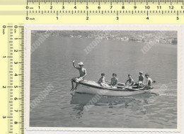 REAL PHOTO, Beach Group Boys In Boat Garcon En Bateau Plage ORIGINAL - Personnes Anonymes