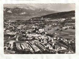 CPM. 15 X 10,5  -  CRAN-GEVRIER  -  Vue  Aérienne ; Dans Le Fond, Le  Lac  D'Annecy  Et  La  Tournette - Autres & Non Classés