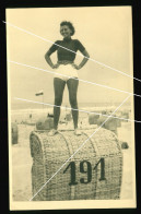 Orig. Foto AK Um 1930 Süßes Junges Mädchen, Pose Auf Strandkorb, Sweet Young Girl Sex Bomb Stands On A Beach Chair - Personnes Anonymes
