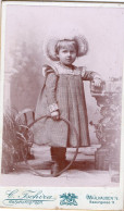 Photo CDV D'une  Petite Fille  élégante Posant Dans Un Studio Photo A Mulhausen - Old (before 1900)