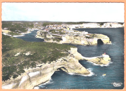 Ppgf/ CPSM - CORSE DU SUD - BONIFACIO - VUE GÉNÉRALE AÉRIENNE AVEC LA GROTTE ET LE VIEILLE VILLE - Sonstige & Ohne Zuordnung