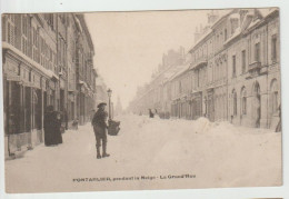 25 – PONTARLIER – Pendant La Neige – La Grand'rue – CP Peu Courante Et Ayant Circulée (1906) - Pontarlier