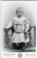 Photo CDV D'une  Petite Fille  élégante Posant Dans Un Studio Photo A Mulhouse - Old (before 1900)