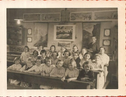 Petite Photo De La Petite école De LAMARGELLE. Elèves Dans La Salle De Classe - Lugares